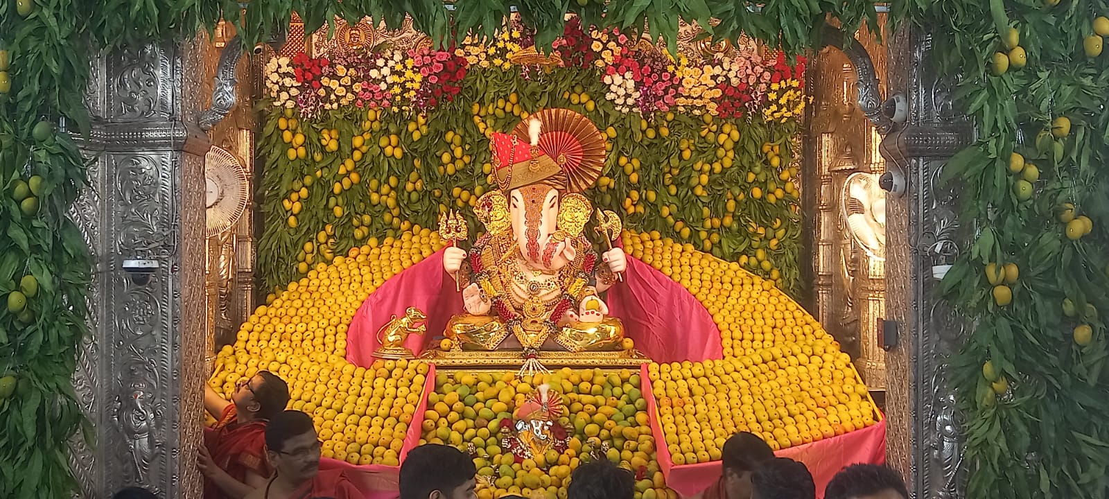 dagadusheth-ganpati-mango-decoration