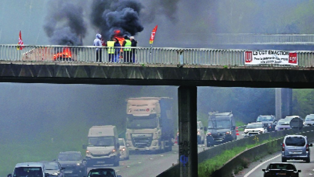 फ्रान्समध्ये निवृत्तीवेतन आंदोलनामुळे तणावpension agitation in France