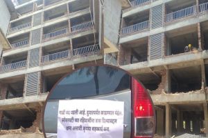 land mafia blocked the municipal demolition team