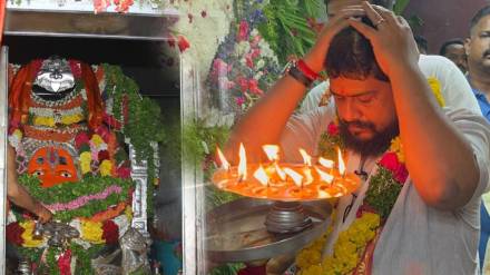 om raut seeks blessing of hanuman