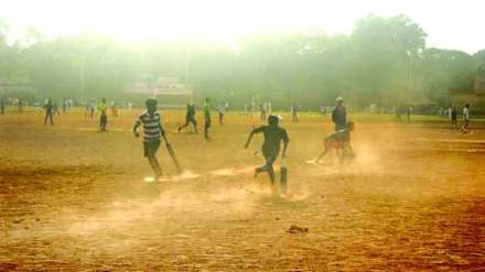 residents in shivaji park area once again suffering from dust problem
