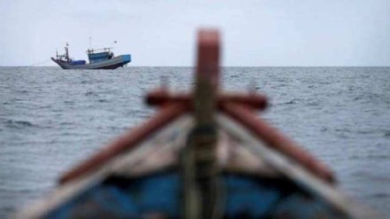 suspicious boat, Bhayander, Coast Guard, Pakistani citizens