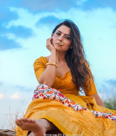 मोकळे केस हातात बांगडी आणि नाकात नथ घालून सोनालीने हा लूक पूर्ण केला आहे.