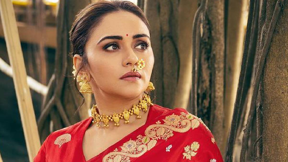 लाल रंगाच्या साडीत खुललं 'चंद्रा'चं सौंदर्य! अमृता खानविलकरचे मोहक फोटो  चर्चेत | Marathi Actress Amruta Khanvilkar Posts Her Glamorous Photos in  Red Saree on Social Media