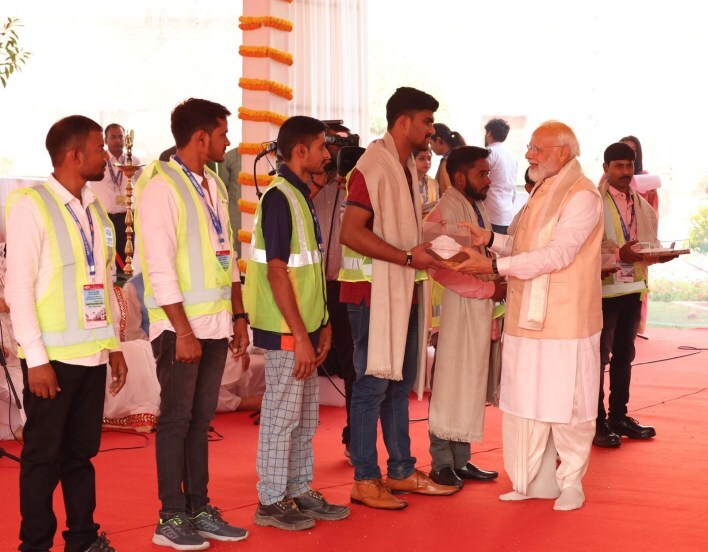 या संसदेच्या निर्माणात ज्या कामगारांनी योगदान दिले त्यांचेही पंतप्रधान नरेंद्र मोदी यांनी आभार मानले. त्यांनी या नव्या इमारतीसाठी आपला घाम गाळला आहे. त्यांच्या श्रमाला समर्पित एक डिजिटल गॅलरीही बनवण्यात आली आहे, असंही मोदींनी यावेळी स्पष्ट केलं. (फोटो - नरेंद्र मोदी ट्विटर)