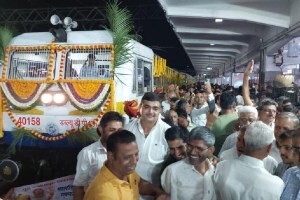 Central Railway Minister gives green flag to Pune to Bikaner Express