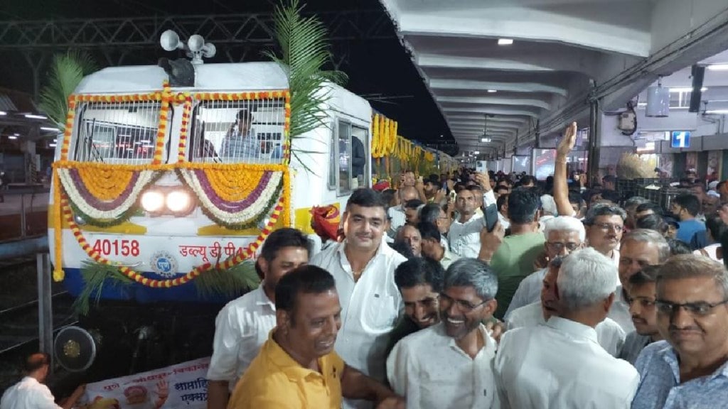 Central Railway Minister gives green flag to Pune to Bikaner Express