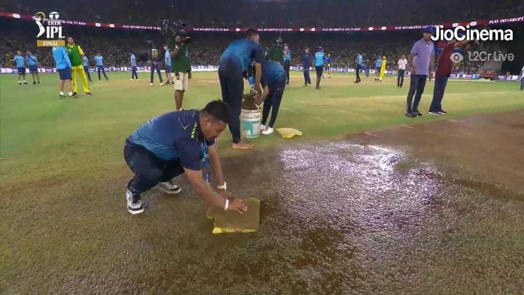 Rain started suddenly while Chennai was chasing runs but when the rain stopped a sponge was used to dry it.