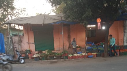 Illegal vegetable shop in Kalyan Aadhaarwadi sheltered