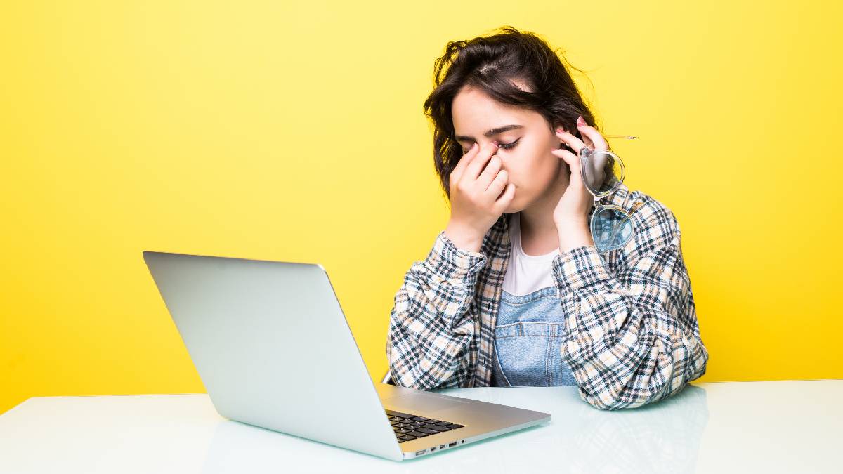 सतत लॅपटॉप स्क्रीनसमोर बसून डोळ्यांवर ताण येतोय? मग 'हे' ९ उपाय करा