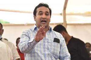 नितेश राणे यांच्या दमदाटीच्या विरोधात अधिकारी एकवटले Nitesh-Rane-1