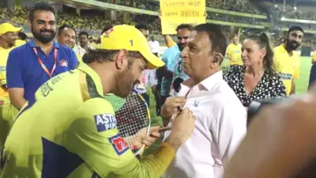 Sunil Gavaskar takes MS Dhoni’s Autograph on Shirt