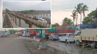 Traffic on the Kolhapur-Sangli highway