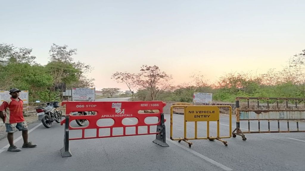 मोऱ्यांच्या दुरुस्तीसाठी बोकडवीरा पोलीस चौकी ते उरण रेल्वे स्टेशन रस्ता