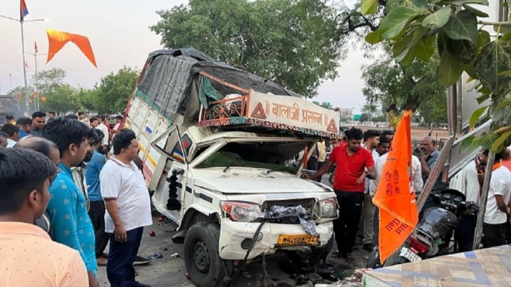 Four injured vehicle hit Pachora