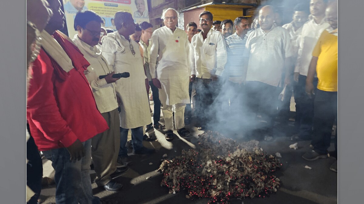 hundreds angry farmer cotton holi satyagrah yavatmal