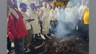 hundreds angry farmer cotton holi satyagrah yavatmal