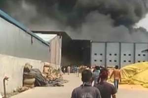 fire in godown in chikhli midc