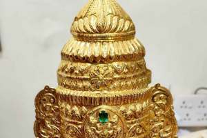 devotees offered elegant gold crown,