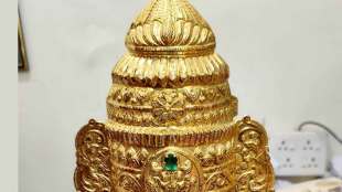 devotees offered elegant gold crown,