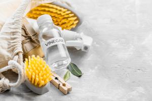 how to clean kitchen with white vinegar