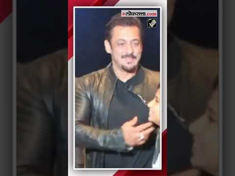 Salman stopped and did something for his little fan