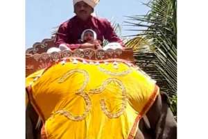 man celebrate birth of girl child