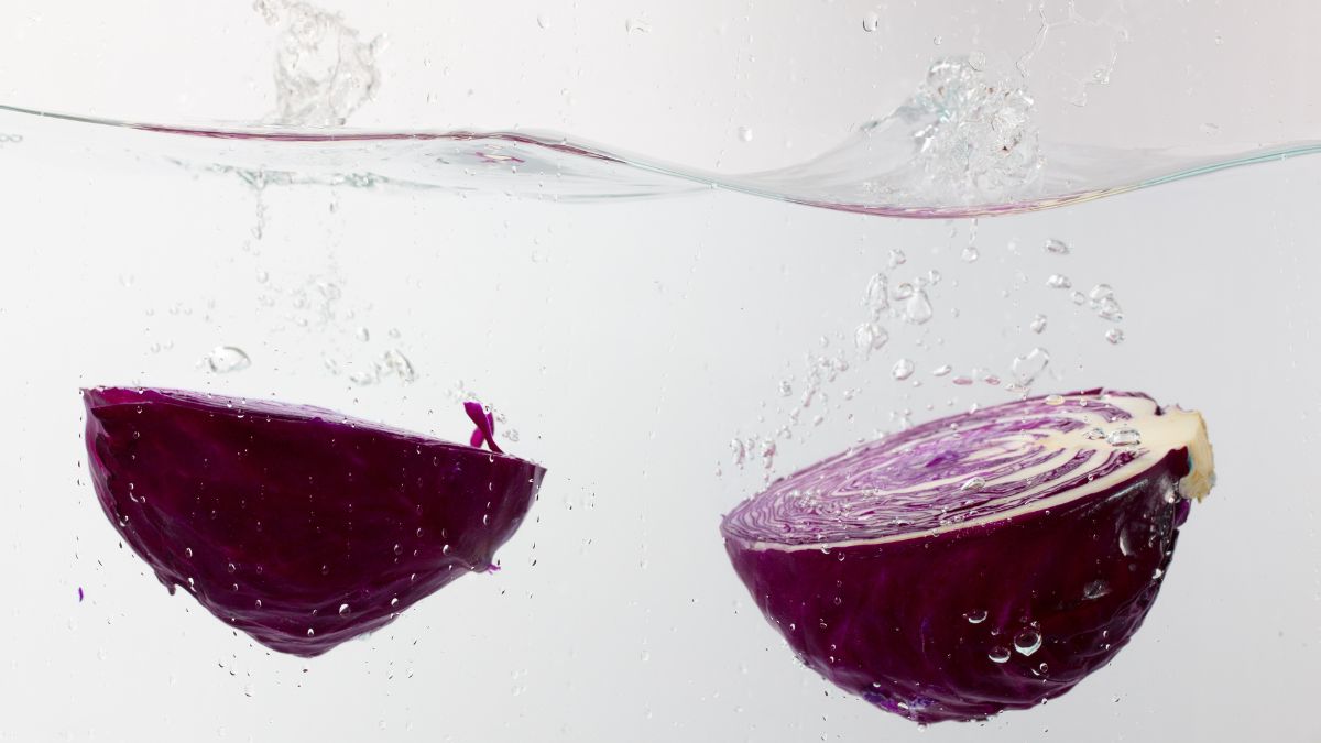 कांदा कापल्यानंतर थंड पाण्यामध्ये का भिजवतात माहितीये ? हे आहे कारण Do you know why onions