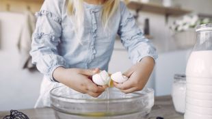 These 5 kitchen items will remove the smell of eggs coming from the dishes, know how to use them