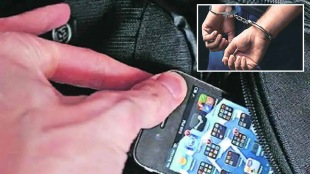 accused stole passenger mobile arrest mumbai