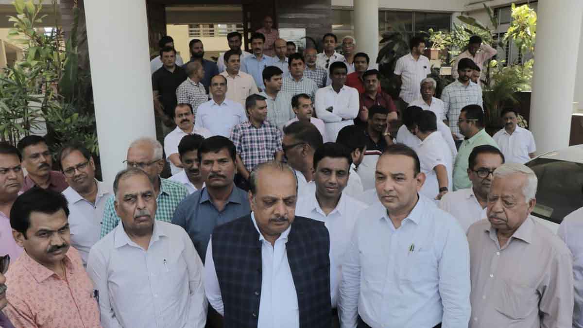 industrial unions members meet nashik police commissioner for action against hooligans zws 70
