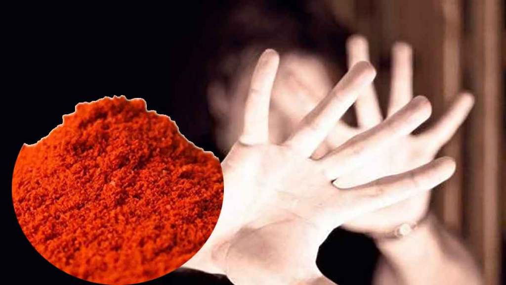 पुणे छेड काढणाऱ्याच्या डोळ्यात विद्याथिर्नीने टाकली मिरची पूड female