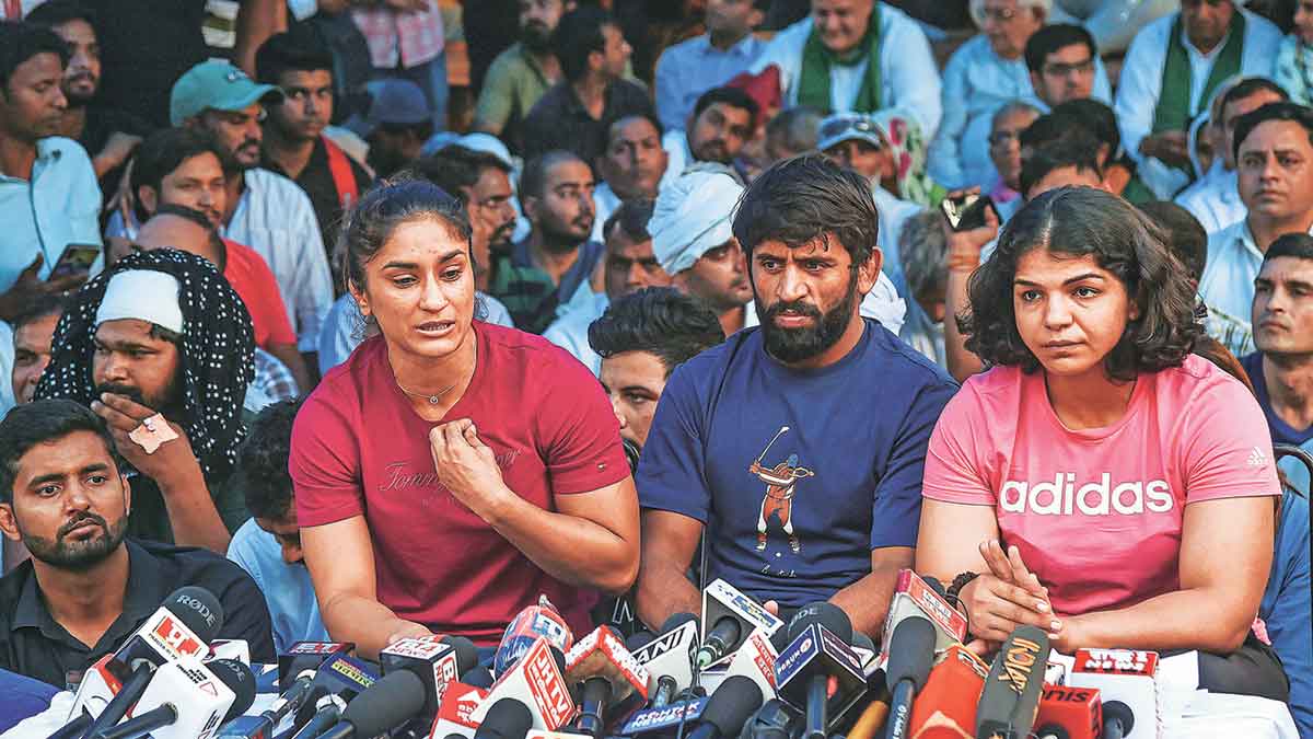protesting wrestlers threaten to return medals awards after after delhi police action