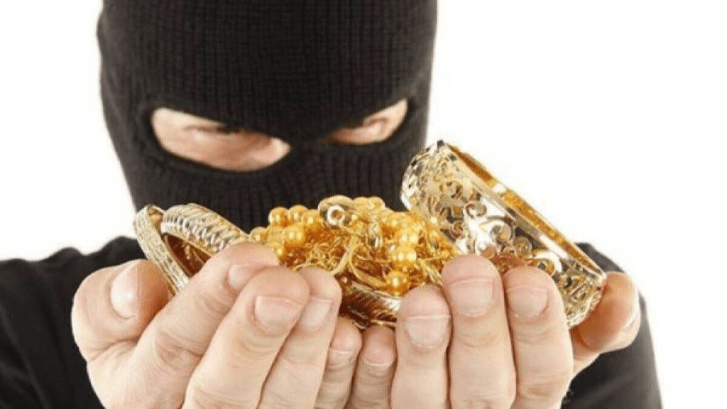 thief stole 7 lakh rupees things temple locking security guard