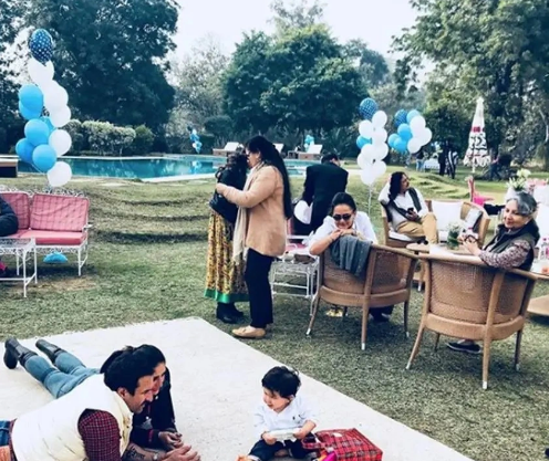 सैफ अली खानचे संपूर्ण कुटुंब नेहमी या राजवाड्यात येत असते आणि वेळ घालवत असतात. (स्रोत: @celebrityspaghetti/instagram)
