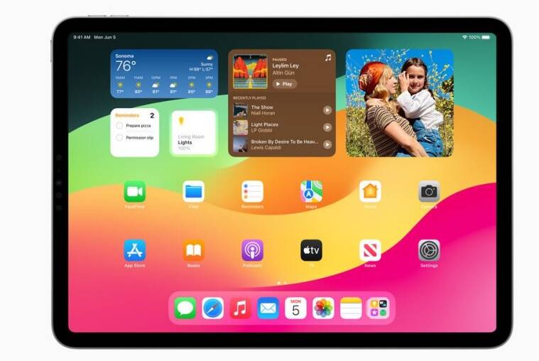 कंपनीने iPadOS 17 हे नवीन टॅबलेट सॉफ्टवेअर सादर केले आहे. ज्यामध्ये नवीन मेसेज, एअरड्रॉप क्षमता आणि टेक्स्ट इनपुटसाठी स्मार्ट ऑटोकरेक्ट यांसारख्या फीचर्सचा समावेश आहे. (Image Credit-Apple)