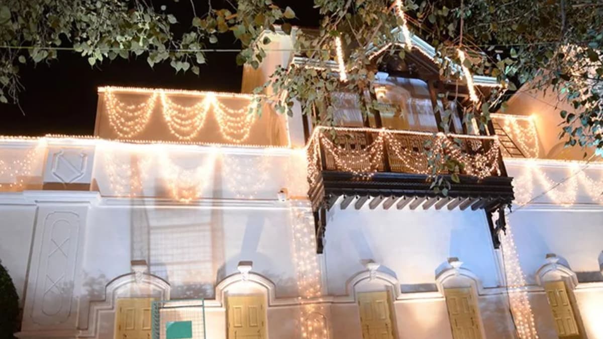 Mukesh Ambani House Open For Visit in just Two Rupees For Late Father Dhirubhai Ambani Memorial House Watch Inside Ambani House Photos 