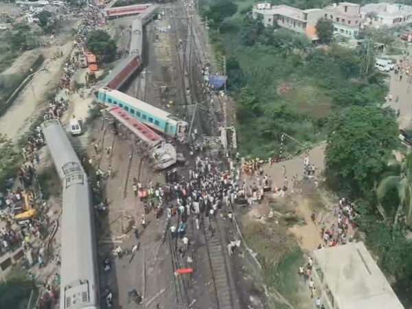 शुक्रवारी रात्री कोरोमंडल एक्स्प्रेस ट्रेन क्रमांक १२८४१ चे कोच बी २ ते बी ९ हे डबे रुळावरुन घसरले. त्यानंतर बी १ हा कोच आणि इंजिनही रुळावरुन घसरलं.