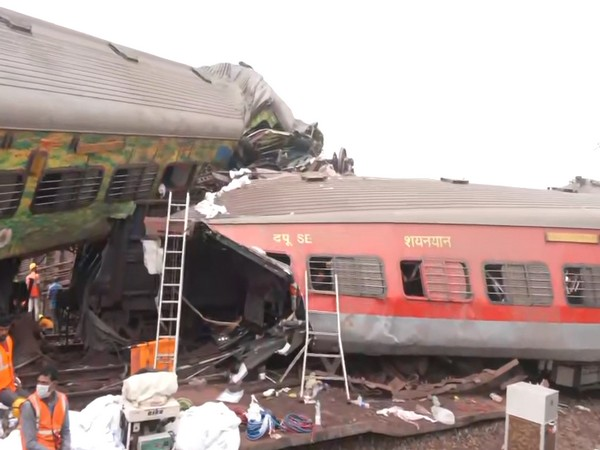 ओडिशा राज्यात शुक्रवारी(२ जून) रात्री झालेल्या रेल्वेच्या भीषण अपघताने खळबळ माजली आहे.