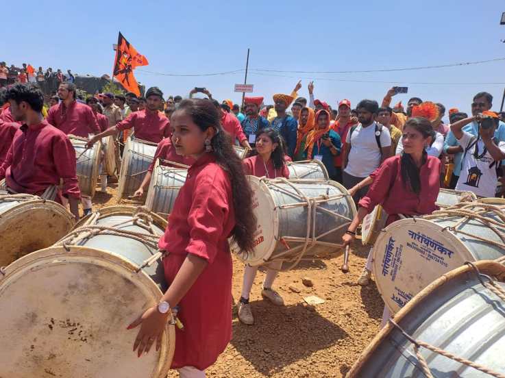 ढोल ताशांच्या गरजात किल्ले रायगड परिसर दुमदुमून गेला होता. (फोटो - हर्षद कशाळकर)