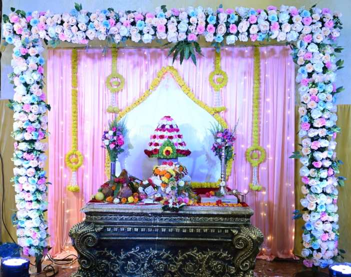 आज, ७ जून रोजी मुहूर्त पूजन संपन्न झाले आहे. बाप्पाची मूर्ती बनवून तयार झाल्यानंतर गणेश चतुर्थीच्या आदल्यादिवशी प्रथम दर्शन केले जाते. मग, नियमित दर्शनासाठी रांग सुरू होते.