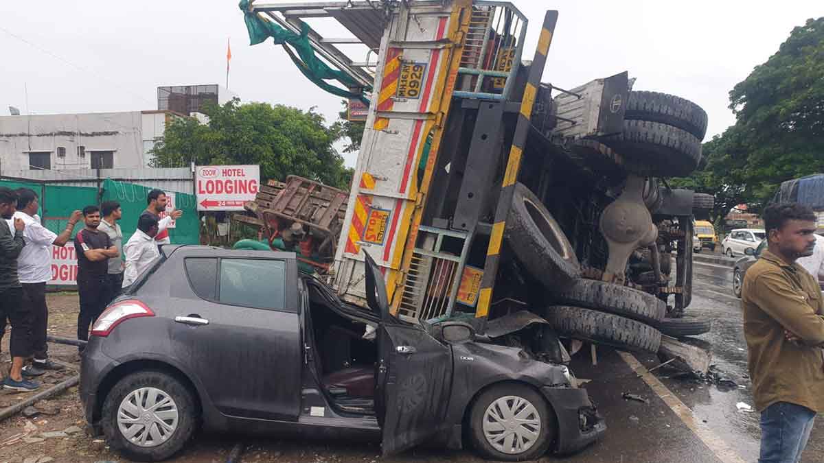 accident after tire burst on pune solapur highway