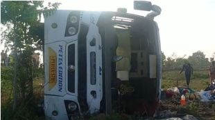 Bus overturns on nagpur jabalpur national highway