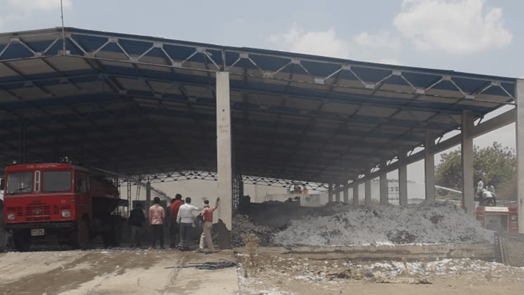 hundreds quintal cotton burnt fire matoshree ginning factory malkapur city buldhana