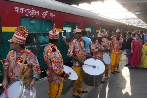 passengers celebrated beloved deccan queen express birthday playing band pune