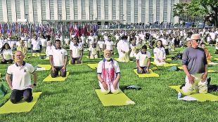 dv narendra modi doing yoga