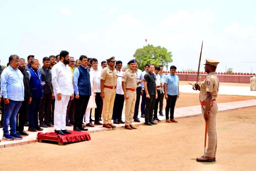 दरम्यान, एकनाथ शिंदे यांनी देवेंद्र फडणवीस यांच्यासोबत असलेल्या मैत्रीवरही आज टीप्पणी केली.