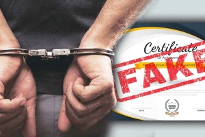 pune police arrested broker selling fake certificates