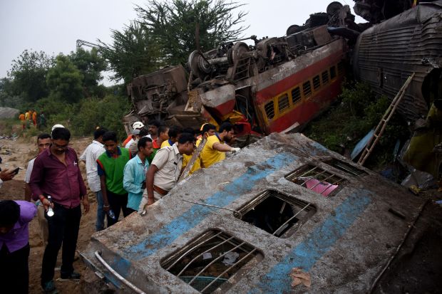 अग्निशमन विभागाचे शेकडो कर्मचारी आणि पोलीस अधिकारी तसेच स्निफर कुत्र्यांचा समावेश असलेल्या विस्तृत शोध आणि बचाव कार्याला सुरुवात केली आहे. राष्ट्रीय आपत्ती प्रतिसाद दलाचे पथकही घटनास्थळी होते. (रॉयटर्स फोटो)