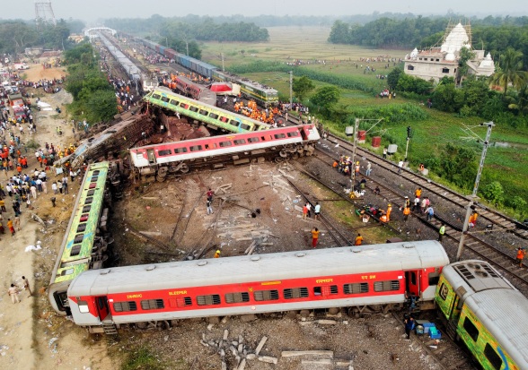 ओडिशातील रेल्वे अपघाताची उच्चस्तरीय चौकशी रेल्वे मंत्रालयाने सुरू केली आहे. रेल्वे सुरक्षा आयुक्त (सीआरएस), साउथ ईस्टर्न सर्कल हे तपास करणार आहेत. (रॉयटर्स फोटो)
